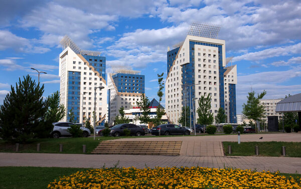 Здания в городе Алматы в летний день.