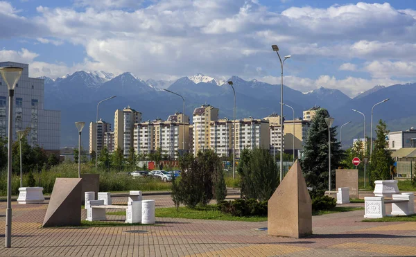 Bir Yaz Günü Almaty Şehrinde Binalar — Stok fotoğraf