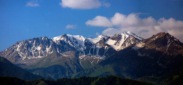 Vista Las Montañas Del Norte Tien Shan Desde Ciudad Almaty — Foto de Stock