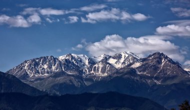 Almaty şehrinden Kuzey Tien Shan dağlarının manzarası.