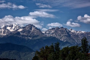Almaty şehrinden Kuzey Tien Shan dağlarının manzarası.