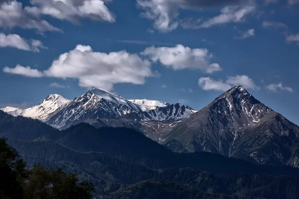 Uitzicht Het Noordelijk Tien Shan Gebergte Vanuit Stad Almaty — Stockfoto