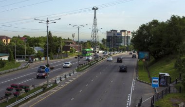 Almaty şehri manzarası, yaz günü. Asya, Kazakistan Cumhuriyeti.