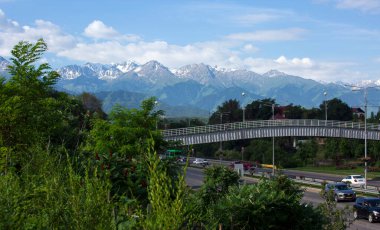 Almaty şehri manzarası, yaz günü. Asya, Kazakistan Cumhuriyeti.