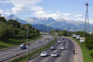 Almaty şehri manzarası, yaz günü. Asya, Kazakistan Cumhuriyeti.