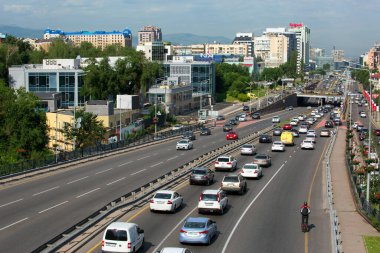 Almaty şehri manzarası, yaz günü. Asya, Kazakistan Cumhuriyeti.