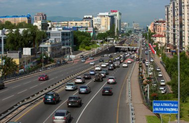 Almaty şehri manzarası, yaz günü. Asya, Kazakistan Cumhuriyeti.