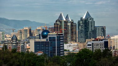 Almaty şehri manzarası, yaz günü. Asya, Kazakistan Cumhuriyeti.