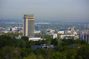 Almaty şehri manzarası, yaz günü. Asya, Kazakistan Cumhuriyeti.