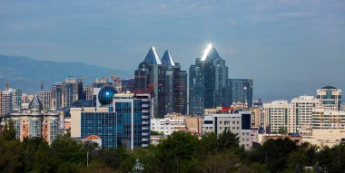 Almaty şehri manzarası, yaz günü. Asya, Kazakistan Cumhuriyeti.