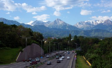 Almaty şehri manzarası, yaz günü. Asya, Kazakistan Cumhuriyeti.