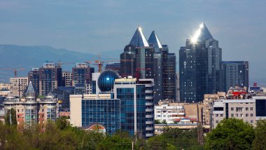 Almaty şehri manzarası, yaz günü. Asya, Kazakistan Cumhuriyeti.