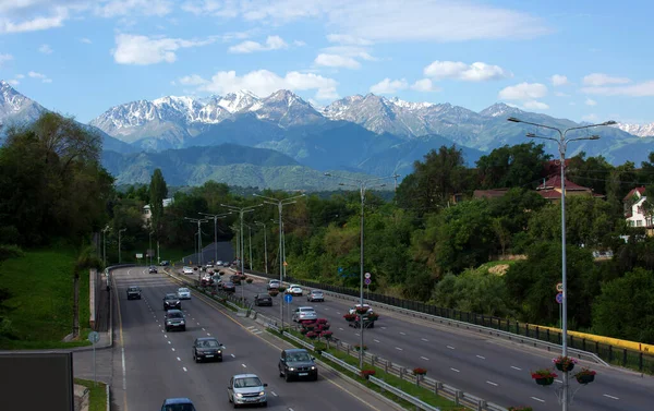 Almaty şehri manzarası, yaz günü. Asya, Kazakistan Cumhuriyeti.