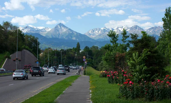 Almaty şehri manzarası, yaz günü. Asya, Kazakistan Cumhuriyeti.