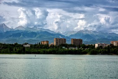 Sairan, Almaty şehrinde bir göl, bir yaz sabahı. Kazakistan Cumhuriyeti 'nde. Asya.