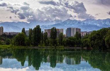 Sairan, Almaty şehrinde bir göl, bir yaz sabahı. Kazakistan Cumhuriyeti 'nde. Asya.