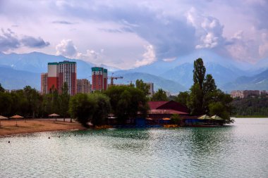 Sairan, Almaty şehrinde bir göl, bir yaz sabahı. Kazakistan Cumhuriyeti 'nde. Asya.