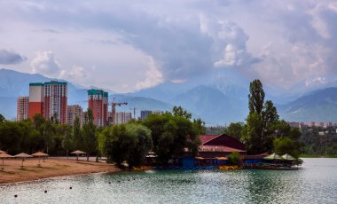 Sairan, Almaty şehrinde bir göl, bir yaz sabahı. Kazakistan Cumhuriyeti 'nde. Asya.