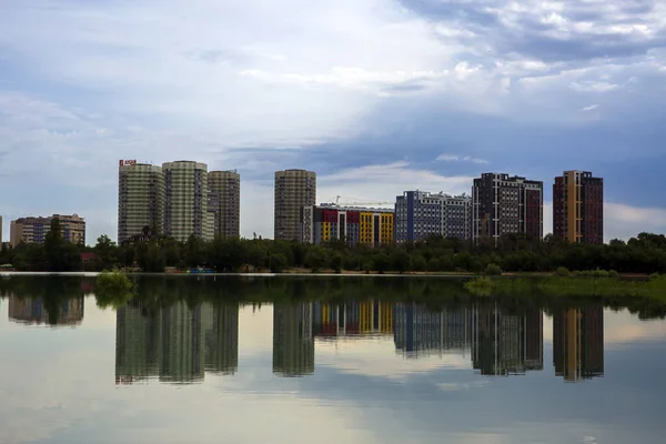 Sairan, Almaty şehrinde bir göl, bir yaz sabahı. Kazakistan Cumhuriyeti 'nde. Asya.