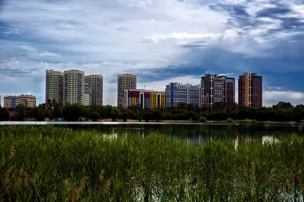 Sairan, Almaty şehrinde bir göl, bir yaz sabahı. Kazakistan Cumhuriyeti 'nde. Asya.