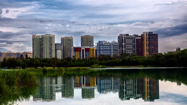 Sairan, Almaty şehrinde bir göl, bir yaz sabahı. Kazakistan Cumhuriyeti 'nde. Asya.