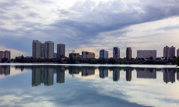 Sairan, Almaty şehrinde bir göl, bir yaz sabahı. Kazakistan Cumhuriyeti 'nde. Asya.