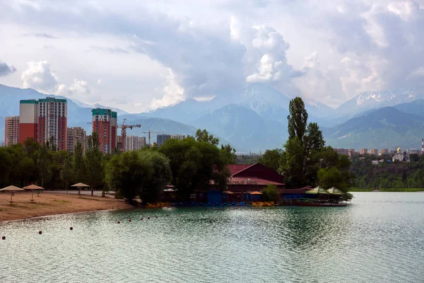 Sairan, Almaty şehrinde bir göl, bir yaz sabahı. Kazakistan Cumhuriyeti 'nde. Asya.