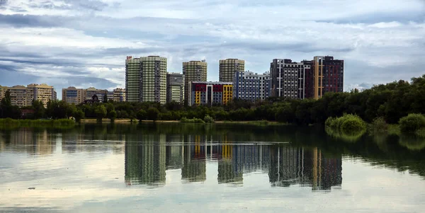 Sairan, Almaty şehrinde bir göl, bir yaz sabahı. Kazakistan Cumhuriyeti 'nde. Asya.