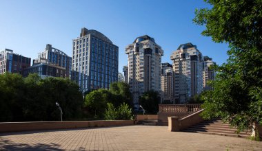 Kazakistan 'ın Almaty şehrindeki modern binalar.