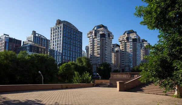 Kazakistan 'ın Almaty şehrindeki modern binalar.