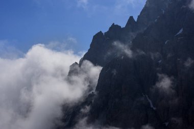 Bir yaz günü dağlarda bulutlarla kaplı manzara.
