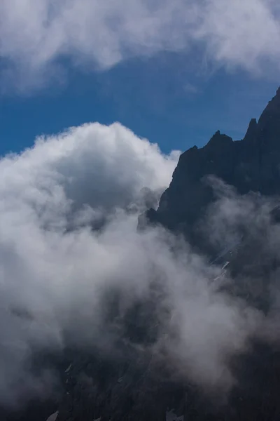 夏の日に山の中で雲と風景 — ストック写真