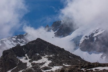 Bir yaz günü dağlarda bulutlarla kaplı manzara.