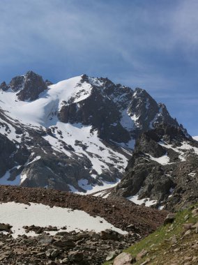 Bir yaz günü dağlarda bulutlarla kaplı manzara.