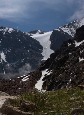Bir yaz günü dağlarda bulutlarla kaplı manzara.