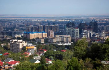 Bir yaz günü Almaty şehrinin manzarası. Kazakistan Cumhuriyeti.