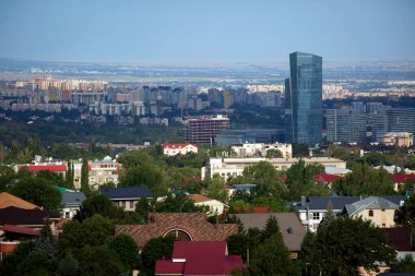 Bir yaz günü Almaty şehrinin manzarası. Kazakistan Cumhuriyeti.