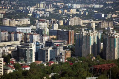 Bir yaz günü Almaty şehrinin manzarası. Kazakistan Cumhuriyeti.