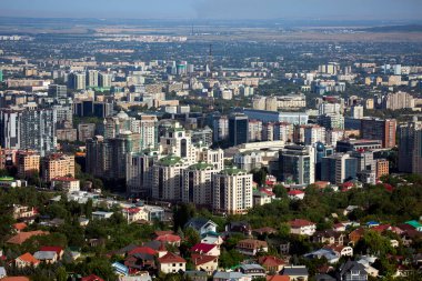 Bir yaz günü Almaty şehrinin manzarası. Kazakistan Cumhuriyeti.