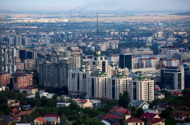 Bir yaz günü Almaty şehrinin manzarası. Kazakistan Cumhuriyeti.