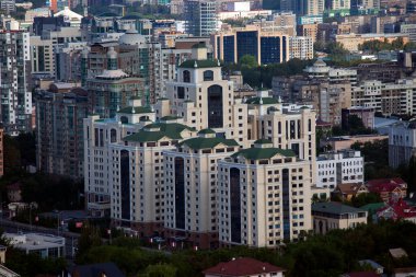 Bir yaz günü Almaty şehrinin manzarası. Kazakistan Cumhuriyeti.