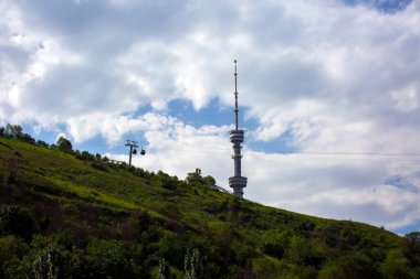 Almaty şehrindeki Kok-Tube dağındaki TV kulesi. Kazakistan Cumhuriyeti.