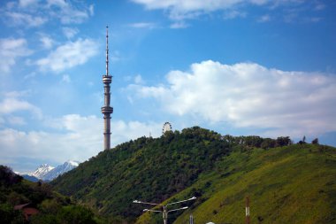 Almaty şehrindeki Kok-Tube dağındaki TV kulesi. Kazakistan Cumhuriyeti.