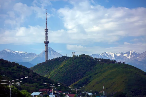Almaty şehrindeki Kok-Tube dağındaki TV kulesi. Kazakistan Cumhuriyeti.