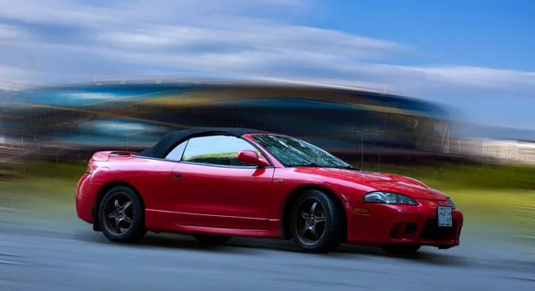 背景がぼやけている動きに赤い車 — ストック写真