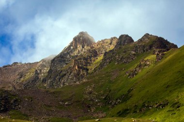Bir yaz günü dağların manzarası. Almaty Şehri.