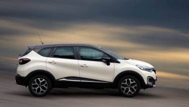 Renault beyaz araba hareket bulanık arkaplan.