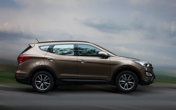 Hyundai Brown Car Motion Blurred Background Image En Vente