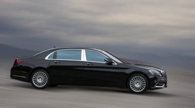 Hareket halindeki araba arka planda bulanık.