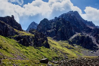 Bir yaz günü dağların üzerinden bulutlarla kaplı manzara.